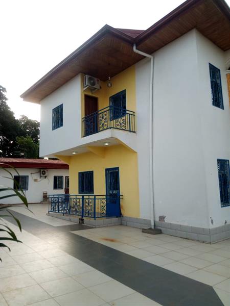 Yaoundé lieu dit monti duplex sur une superficie de plus de 1000 m2 avec espace pour piscine, espace vert, terrasse dependance dun magasin, BRAD IMMO
